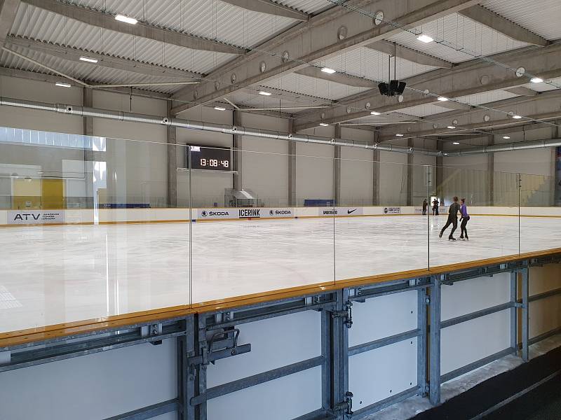 Ledové plochy využívají krasobruslaři i hokejisté, ale hlavně veřejnost. K dispozici je zde scoreboard, ozvučení a světla.
