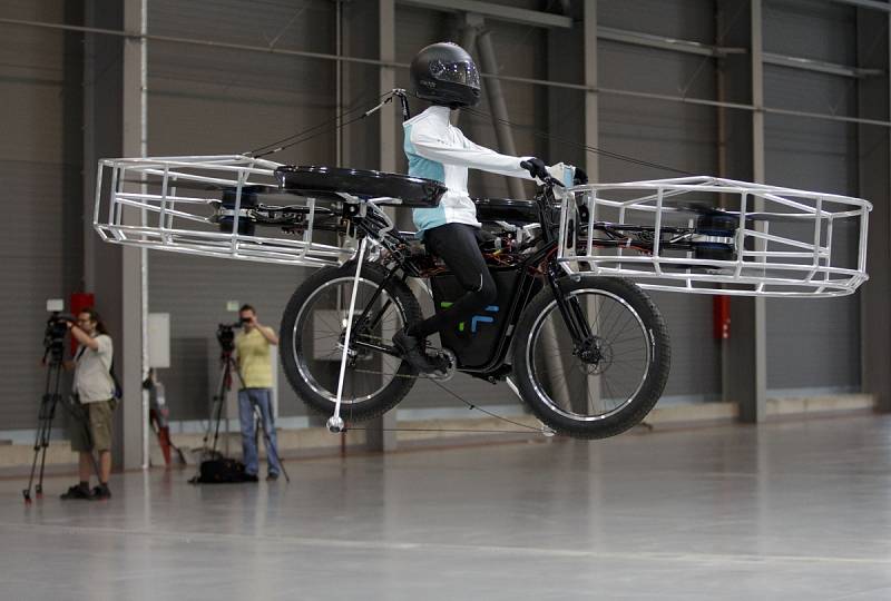 První veřejný let létajícího kola Flying Bike proběhl 12. června v pražských Letňanech. 