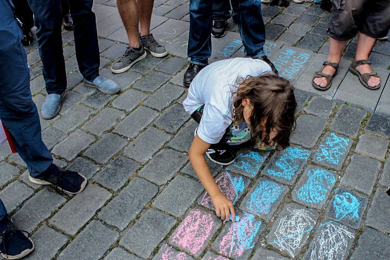 Demonstrace na Staroměstském náměstí za návrat do škol bez omezení.