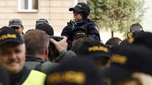 Před budovou ministerstva vnitra demonstrovali ve středu 1. října příslušníci Policie ČR a hasiči svou nespokojenost s růstem mezd, snižováním reálných platů a s vedením bezpečnostních složek.