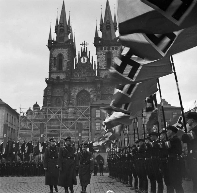  OKUPACE. Slavnosti svěcení praporů Hitlerjugend na Staroměstském náměstí.