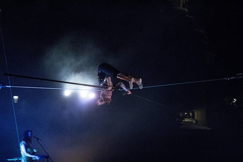 Festival adrenalinově zahájila provazochodkyně Johanne Humblet, která na Open Air scéně vysoko nad hlavami diváků zdolává jeden risk za druhým. Za své vystoupení sklidila bouřlivý potlesk, diváků sedících na zemi v trávě arény pod širým nebem. Vystoupení 