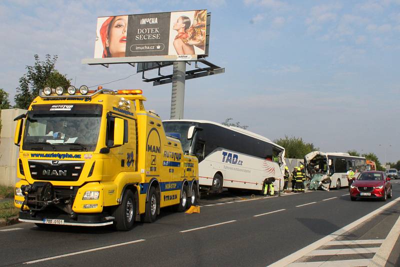 Nehoda autobusů v ulici K Barrandovu 7. září 2021.