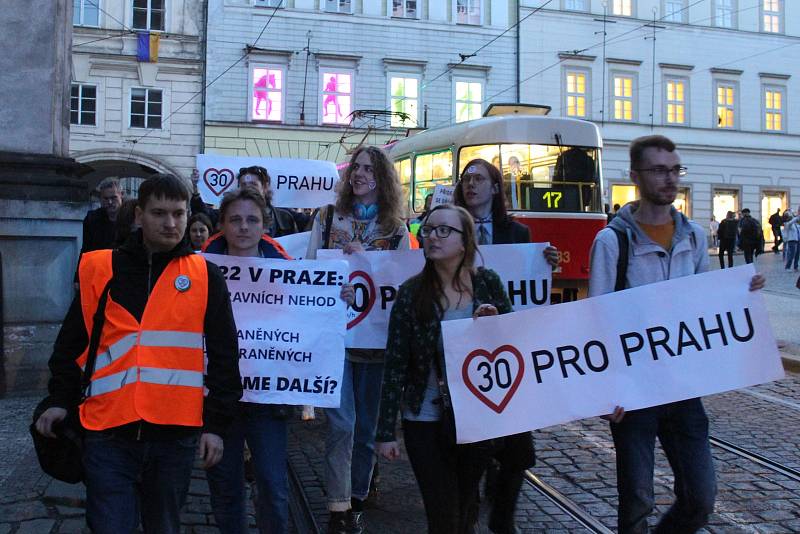 Pochod za omezení nejvyšší povolené rychlosti v Praze na 30 km/h. Akci pořádají organizace Poslední generace a 30 pro Prahu.