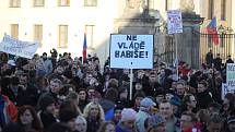 Lidé se chystají na protestní pochod z Hradčanského na Staroměstské náměstí na demonstraci proti Andreji Babišovi (ANO).