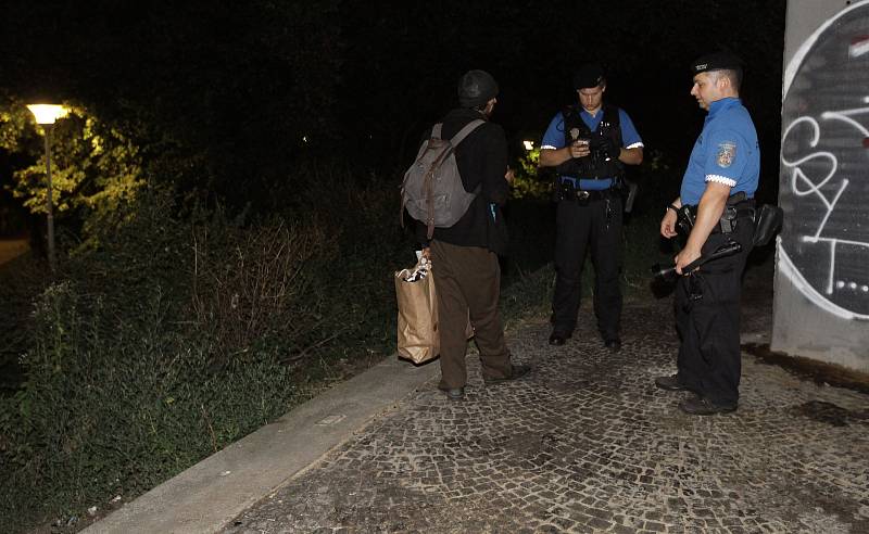 Městská policie při noční kontrole ve Vrchlického sadech, pověstném Sherwoodu u hlavního nádraží.