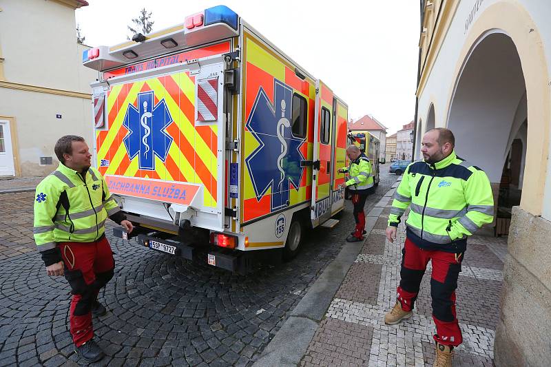 Z požehnání speciálním sanitním vozům záchranné služby Trans Hospital Plus na Hradčanském náměstí v Praze.