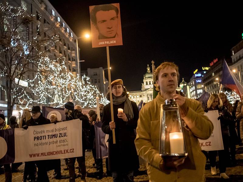 Lidé uctili památku 50. výročí upálení Jana Palacha Pochodem světla 16. ledna v Praze.