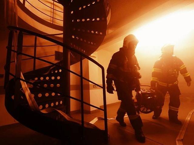 Zásah hasičů při poruše výtahu v hostelu v Sokolské ulici v Praze.