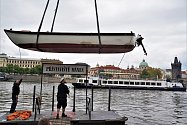 Spouštění benátských lodí na hladinu Vltavy zahájilo Svatojánské slavnosti Navalis.