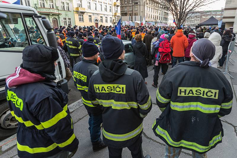 Z veřejné manifestace členů Integrovaného záchranného systému proti povinnému očkování.