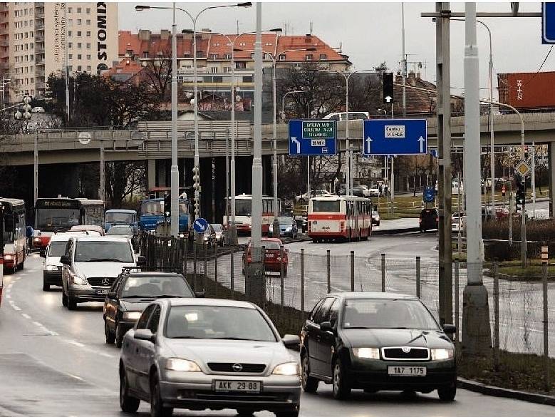 VÍDEŇSKÁ ULICE je denně beznadějně ucpaná kolonami. Řidiči by její rozšíření přivítali, ale realisticky konstatují: „Není kam.“ Obyvatelé sídliště Krč se přesto rozšíření bojí a podepisují petici. 