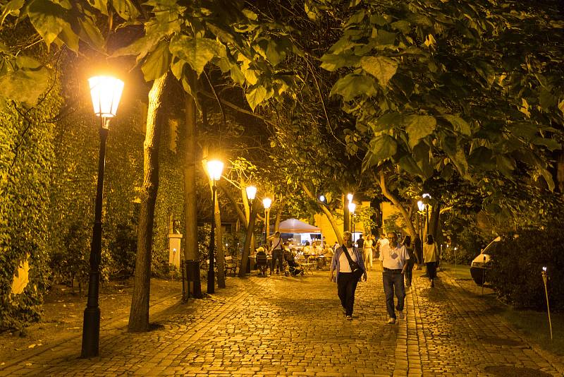 Tradiční Hradozámecká noc v Zahradách pod Pražským hradem