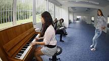 Pražská Mezinárodní konzervatoř slavnostně otevřela nové prostory pro výuku muzikálu, popového zpěvu a herectví. 