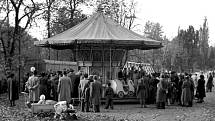 Dětský sen. Kolotoč na Letné přilákal v podzimním nedělním odpoledni rodiny s dětmi. Říjen 1949.