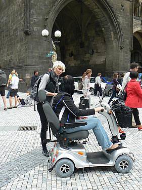 Hendikepovaní návštěvníci Prahy si hlavní město mohou prohlédnout na elektrickém skútru.