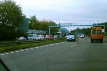 Transport obřího kotle po rychlostní silnici R10, který se nevešel pod mýtnou bránu, zablokoval na několik hodin průjezd na 12. kilometru u Brandýsa nad Labem.