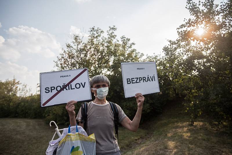 Zástupci občanských sdružení Stop Kamionům-Iniciativa za dostavbu Pražského okruhu a SOS Spořilov blokovali provoz na vytížené Spořilovské spojce.