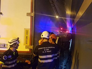 Hasiči zasahovali u dopravní nehody v Lochkovském tunelu.