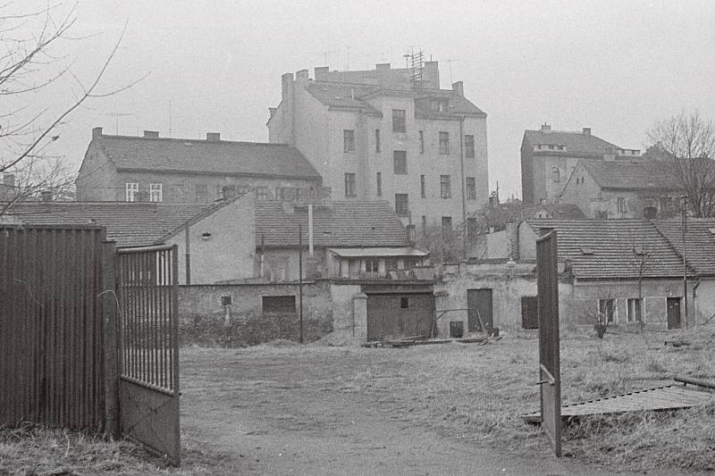 Dnes už neexistující dělnické kolonii v Holešovicích říkali všichni místní kluci Stínadla a odmítali uvěřit tomu, že ta „Foglarova“ ležela někde úplně jinde.  