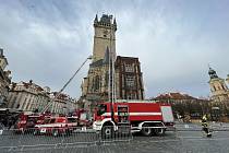 Nácvik hasičů u Staroměstské věže.