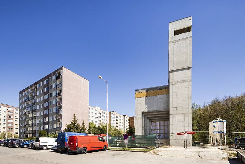 Kostel Krista Spasitele na pražském sídlišti Barrandov.