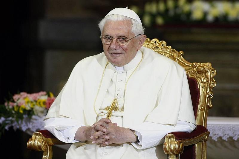 Benedikt XVI. se v kostele Panny Marie Vítězné pomodlil v češtině s věřícími a připomenul utrpení dětí na celém světě. 