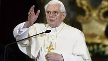 Benedikt XVI. se v kostele Panny Marie Vítězné pomodlil v češtině s věřícími a připomenul utrpení dětí na celém světě. 
