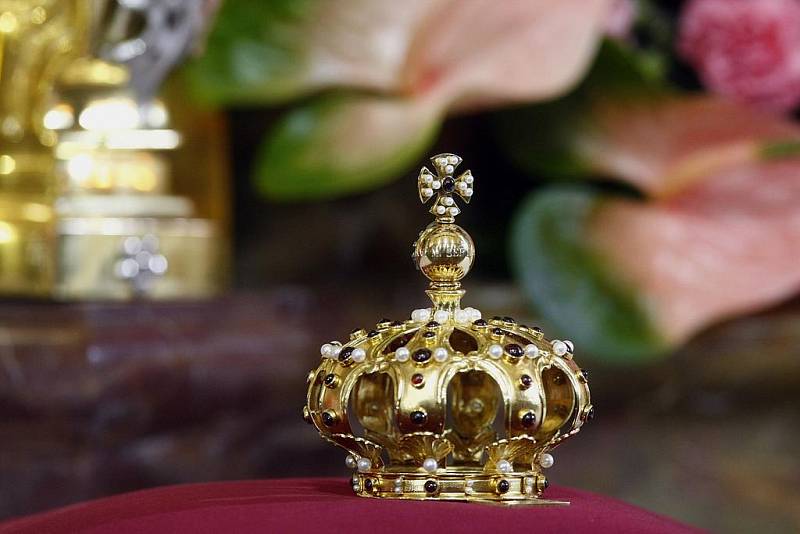Zlatá korunka, kterou věnoval Pražskému Jezulátku papež Benedikt XVI.