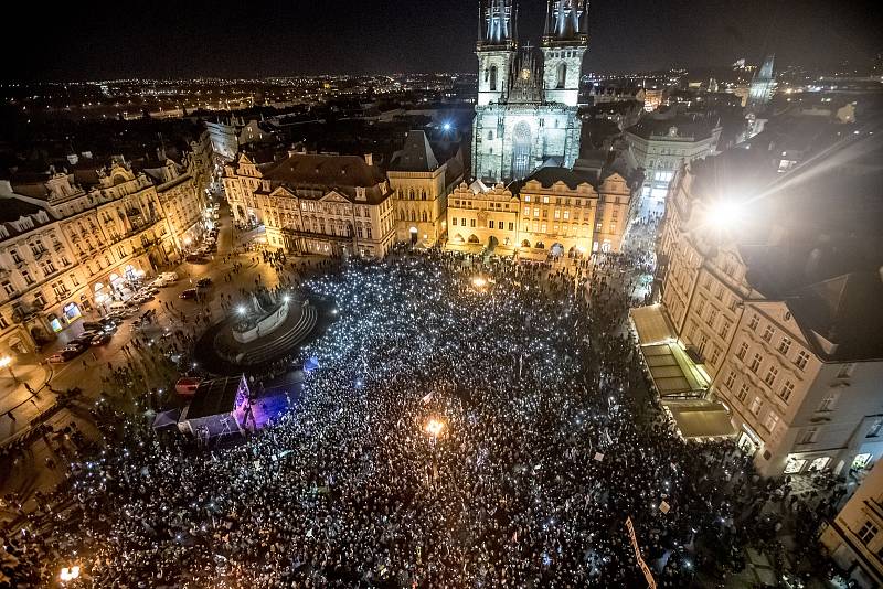 Lidé si po celé Praze připomínali 17. listopadu 29. výročí Sametové revoluce.