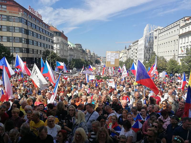 Z demonstrace s názvem Česká republika na 1. místě na Václavském náměstí v Praze.