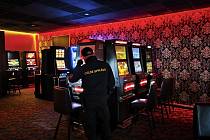 Legální kasino se přeměnilo v nelegální hernu.