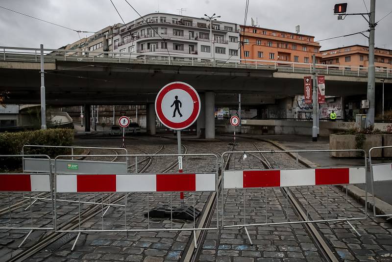 Situace okolo mostu u metra Vltavská 24. října ráno v Praze. TSK most, pod kterým jezdí tramvaje a chodí lidé, uzavřelo z důvodu špatného stavu.