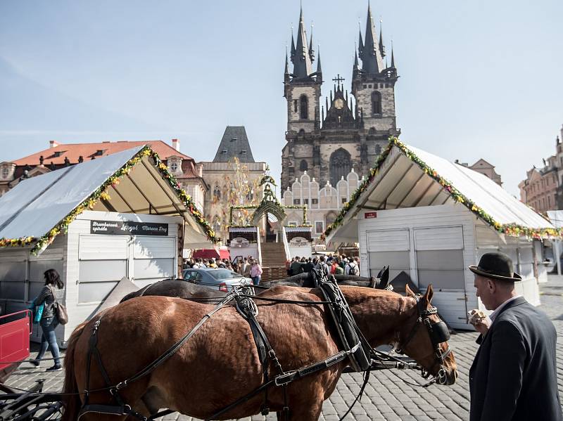 Přípravy Velikonočních trhů na pražském Staroměstském náměstí 5. dubna 2019.