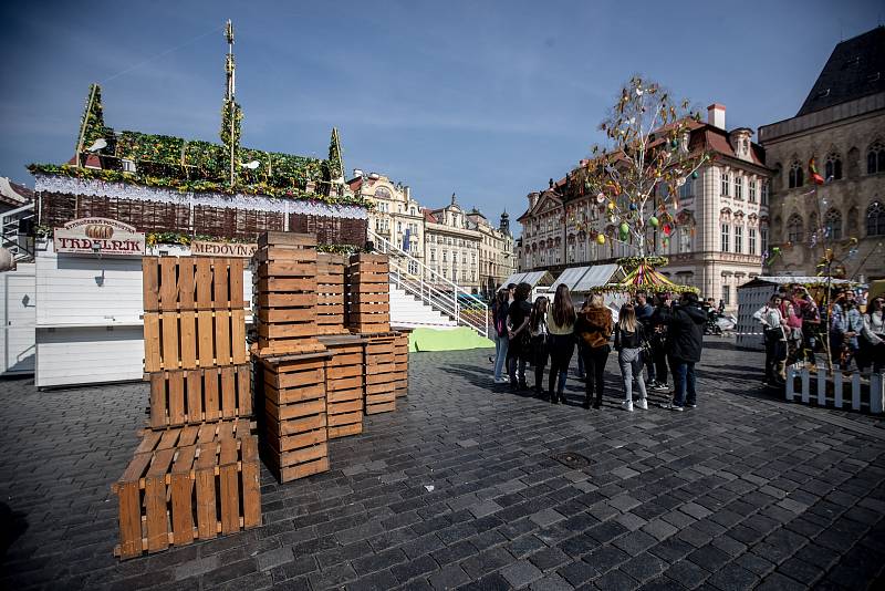 Přípravy Velikonočních trhů na pražském Staroměstském náměstí 5. dubna 2019.