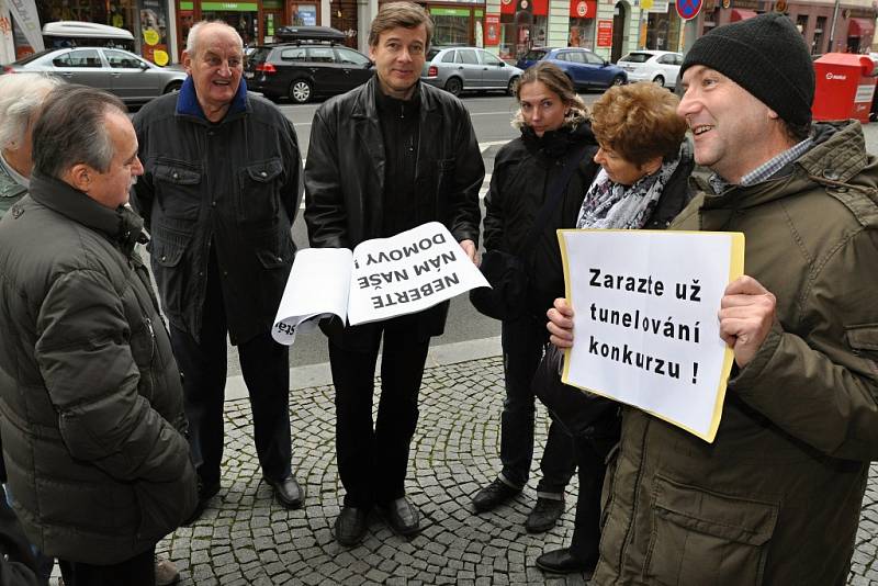 Jasný názor ohledně H-Systemu přišli lidé z Horoměřic vyjádřit ve čtvrtek 30. října 2014 k Městskému soudu v Praze i s vytištěnými hesly v rukou. Doufají, že uspějí a ustupovat by nechtěli.