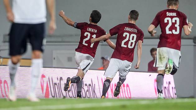 Zápas 4. kola fotbalové HET ligy mezi Sparta Praha a 1. FC Slovácko, hraný 18. sprna v Praze. Sparta oslavuje gól.