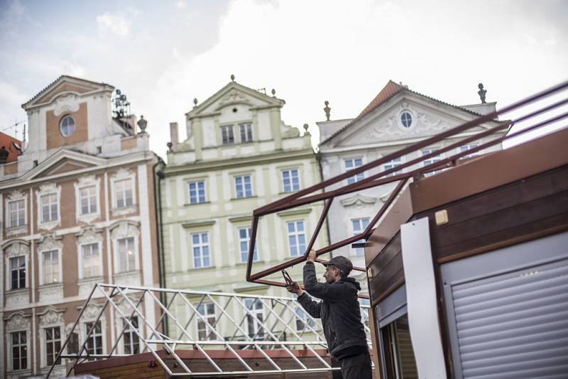 Na Staroměstském náměstí v Praze se v úterý 24. listopadu 2015 začalo se zdobením vánočního stromu a zároveň s přípravami vánočních trhů.