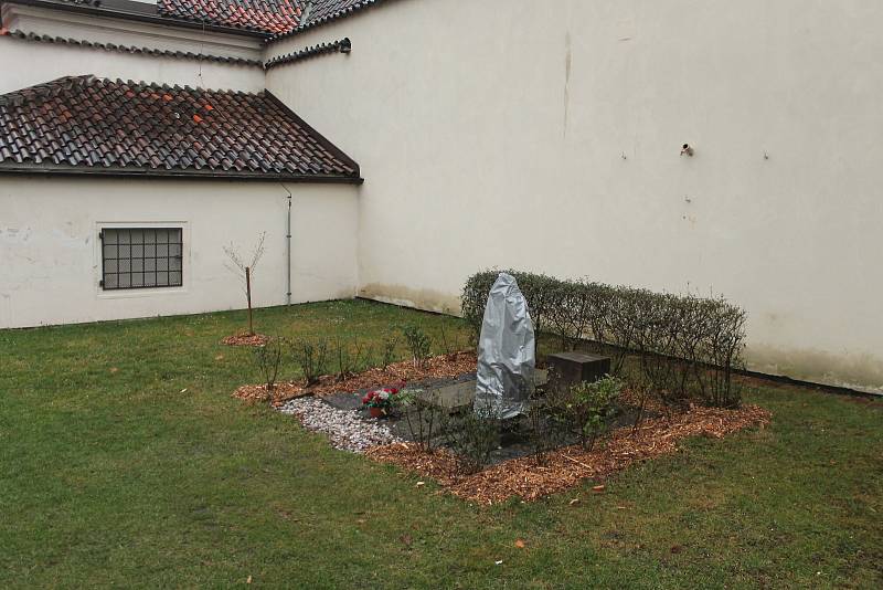 Radnice Prahy 1 zabalila pomník připomínající padlé vojáky Rudé armády v ulici Mariánské hradby u Pražského hradu do igelitového pytle z preventivních důvodů.