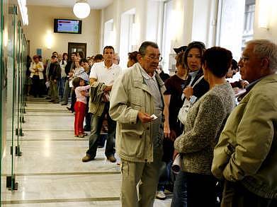 Dlouhé fronty a čekací doby zaskočily všechny žadatele, kteří si přišli vyřídit své záležitosti ohledně řidičských průkazů. 