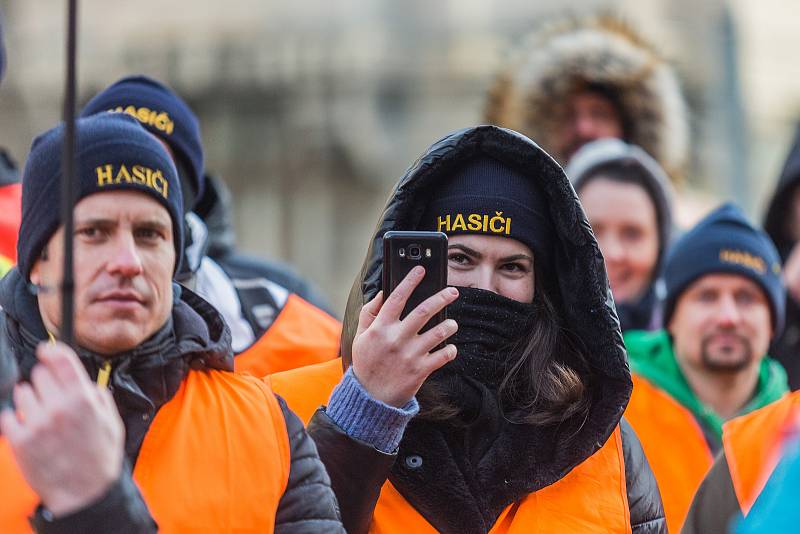 Z veřejné manifestace členů Integrovaného záchranného systému proti povinnému očkování.