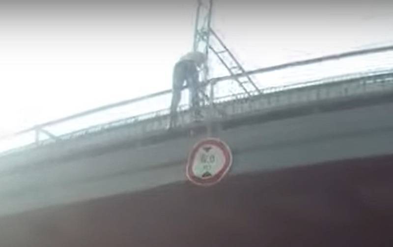 Zdrogovaný muž, který chtěl skočit z mostu v Praze.