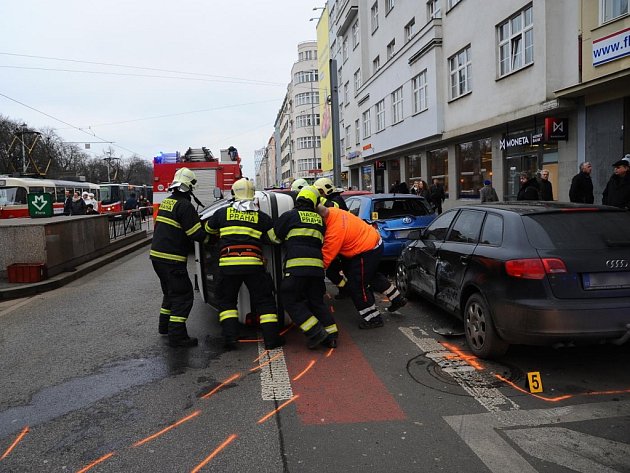 Převrácené auto. 