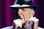 Kanadský básník a písničkář Leonard Cohen se dočkal při nedělním koncertu v zaplněné pražské O2 areně bouřlivého přijetí. 