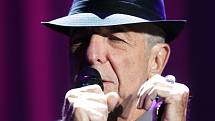 Kanadský básník a písničkář Leonard Cohen se dočkal při nedělním koncertu v zaplněné pražské O2 areně bouřlivého přijetí. 