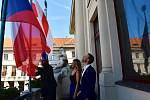 Praha vyvěsila vlajku na podporu svobodné občanské společnosti v Bělorusku.