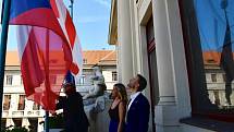 Praha vyvěsila vlajku na podporu svobodné občanské společnosti v Bělorusku.