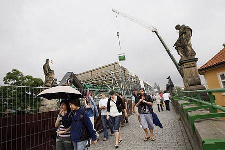 VÍTANÁ ATRAKCE. Opravy Karlova mostu turistům příliš nevadí.