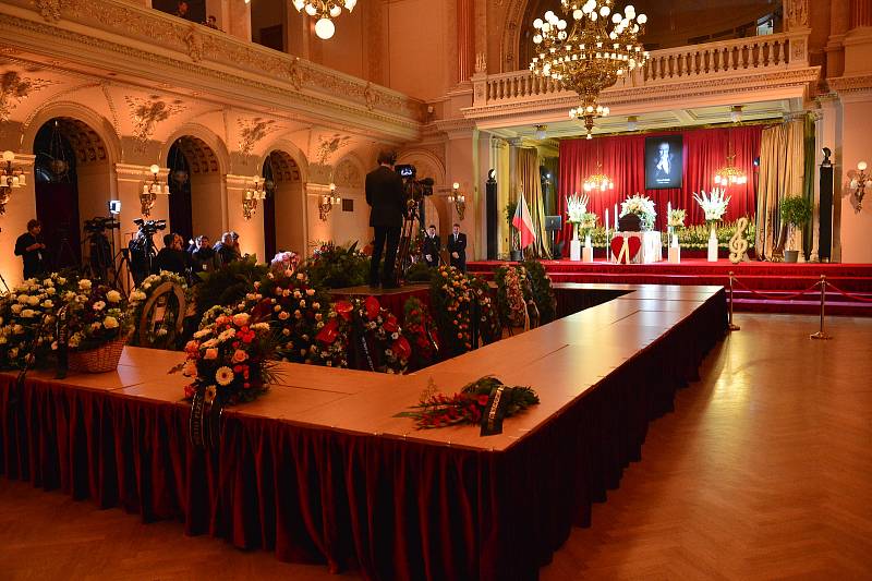 Poslední rozloučení se zpěvákem Karlem Gottem v pražském paláci Žofín.