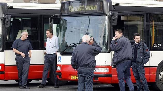 PRVNÍ KROK. Pražští radní odsouhlasili poskytnutí 900 milionů korun dopravnímu podniku, což byla jedna z podmínek pro odložení stávky MHD.